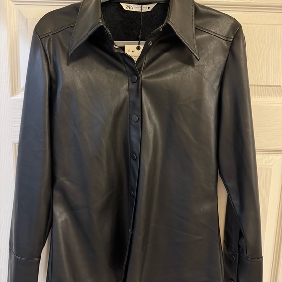 NWT Zara Black Faux Leather Shirt Fitted Trendy Versatile Goth Edgy Sleek Sz M - Picture 4 of 5